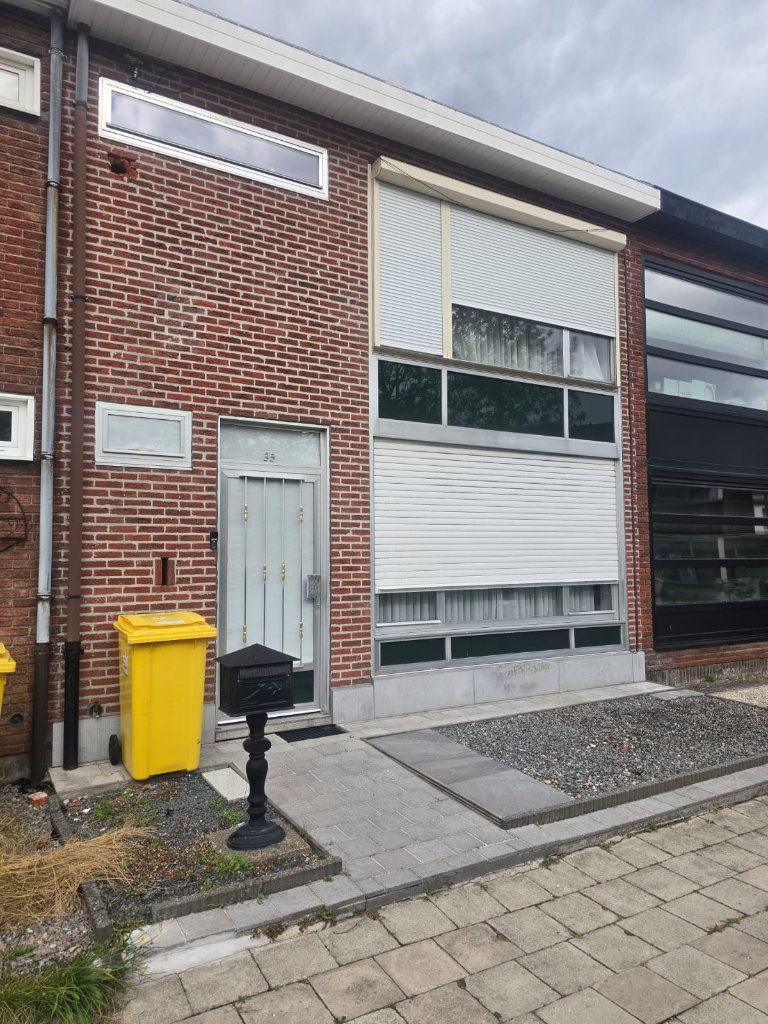 Vóór renovatie: voorgevel met witte ramen en deuren Turnhout