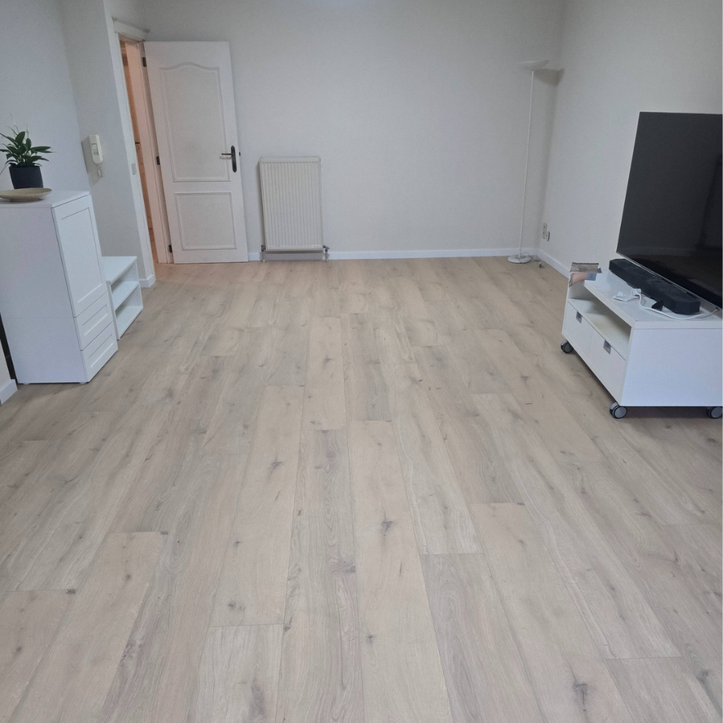Lichte klikvloer woonkamer Turnhout door ALG Reconstruct