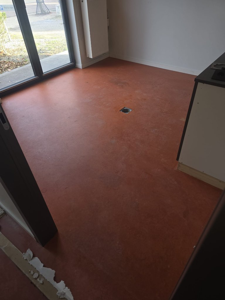 Vóór renovatie: oude rode vloer leefruimte Turnhout